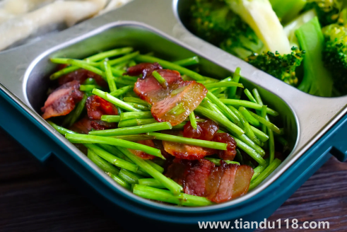 蘆蒿焯水還是直接炒(蘆蒿的常見(jiàn)吃法匯總)(圖1) 蘆蒿焯水還是直接炒1