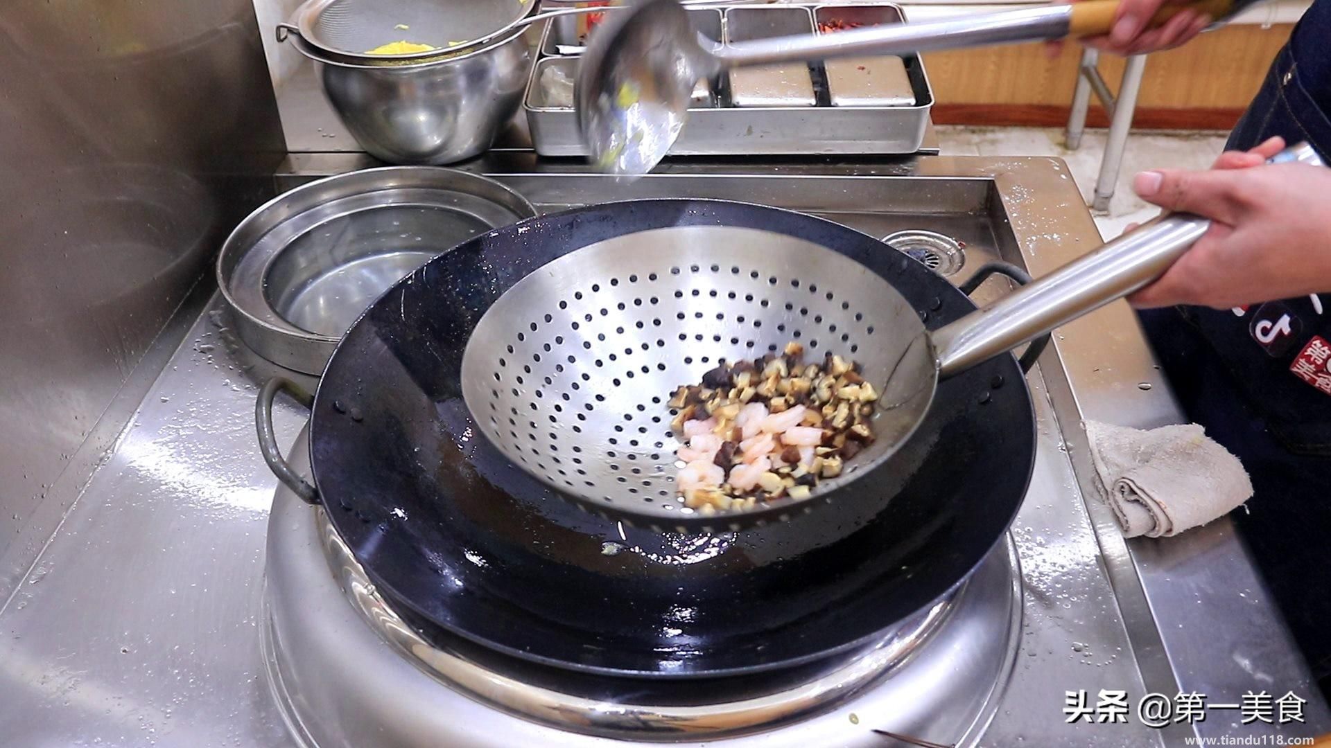 普通蛋炒飯的做法簡(jiǎn)單步驟（怎樣做蛋炒飯最好吃）(圖5)