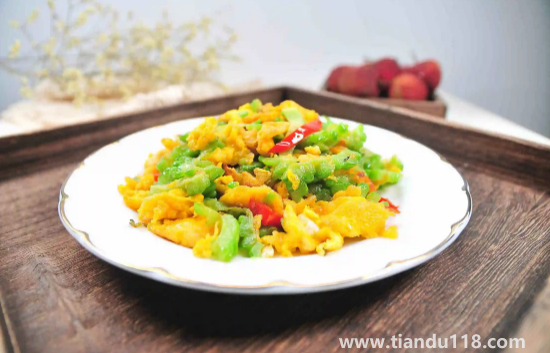 苦瓜怎么炒好吃又不苦還不變色(苦瓜越老越苦嗎)(圖2) 苦瓜怎么炒好吃又不苦還不變色2