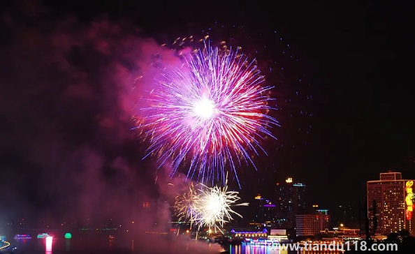 2022年國慶節(jié)會不會放焰火(國慶節(jié)的節(jié)日意義)(圖3) 2022年國慶節(jié)會不會放焰火3