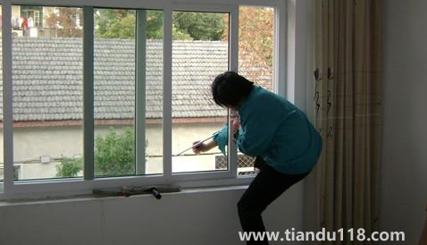 開荒保潔瓷磚用什么擦(開荒保潔需要幾個小時)(圖1) 開荒保潔瓷磚用什么擦1