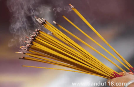 給灶王爺上香每月的初一十五嗎(給灶王爺上香是早上還是晚上)(圖3) 給灶王爺上香每月的初一十五嗎3