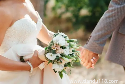 女生回門一定要穿紅色衣服嗎(女生回門的注意事項(xiàng))(圖2) 女生回門一定要穿紅色衣服嗎2