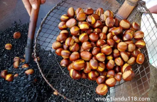 炒熟的板栗怎么剝最快最輕松(炒板栗的注意事項)(圖2) 炒熟的板栗怎么剝最快最輕松2