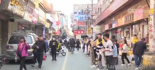 廣州“制衣村”再現(xiàn)招工潮（負(fù)責(zé)人舉牌等路過工人挑選）